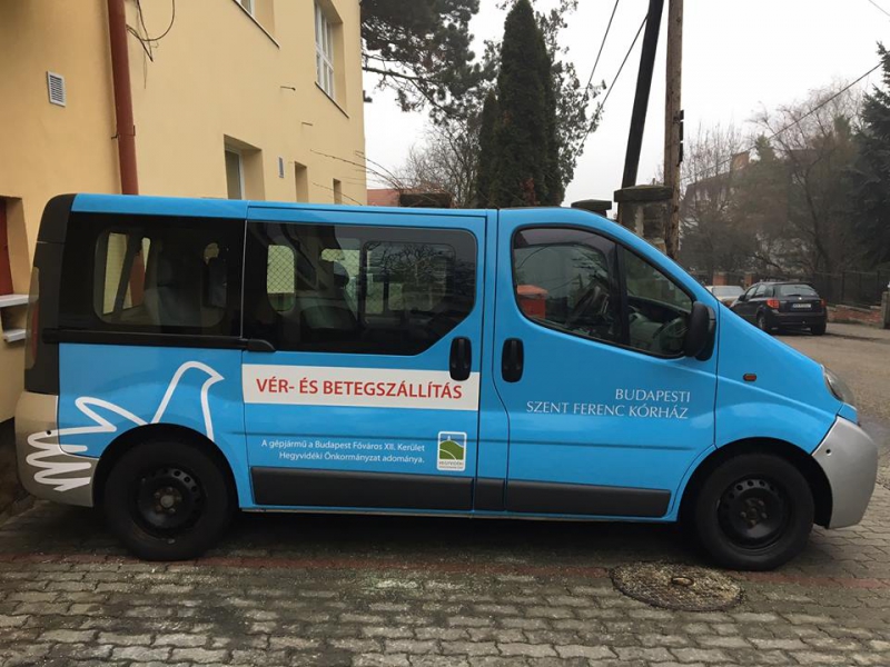 Hegyvidék Önkormányzata betegszállító autót adományozott a Szent Ferenc Kórháznak